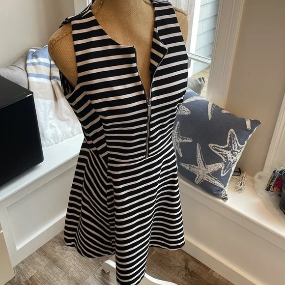 Michael Kors black and white stripe dress - Picture 4 of 8